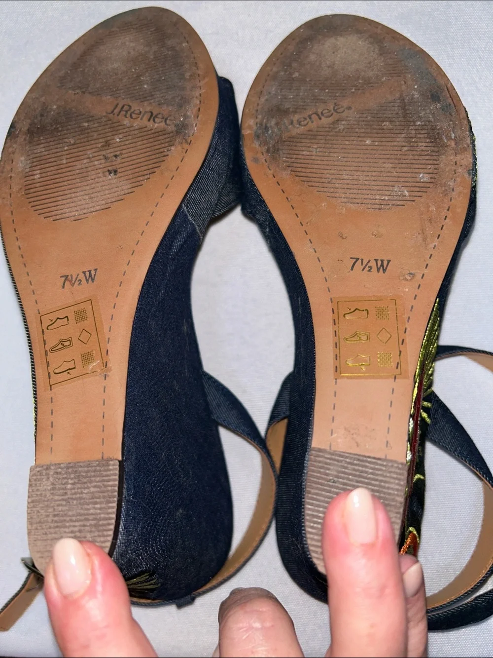 J. Renee EUC White with Toucan Sea Greens Burlap Look Platform Wedge Sz 7.5 Wide